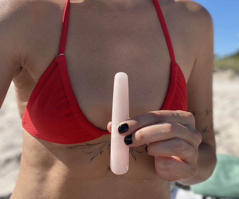 PANDORASCODE, bala, bala vibrador,a primer juguete sexual, primer vibrador, cuarzo, tu cuerpo, tu placer, eres valiosa, explórate, comprate tu primer vibrador, cómo limpio mis juguetes, comprar su primer vibrador, juguete de alta calidad, qué te gusta, cómo te gusta, Cuáles son los factores principales que debo tener en cuenta a la hora de escoger mi primer vibrador, silicona quirúrgica, lubricante natural, relación amistosa con tus juguetes, Cómo identificó que tipo de estimulación buscó, explórate con tus manos, exploración vaginal, mujer clitoriana, clítoris, varita de cuarzo, varita de cristal, vibrador de punto G. 