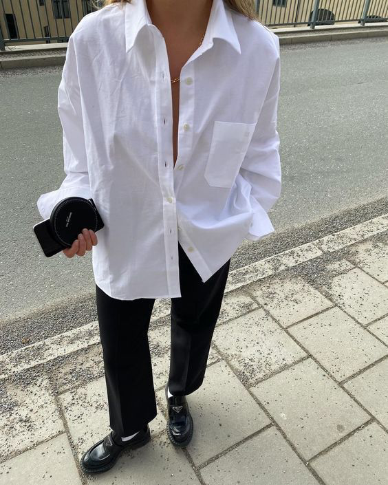 padorascode bahia maria, tops pantalon negro camisa blanca, pantalon tiro alto, camiseta blanca por debajo, cuello de tortuga