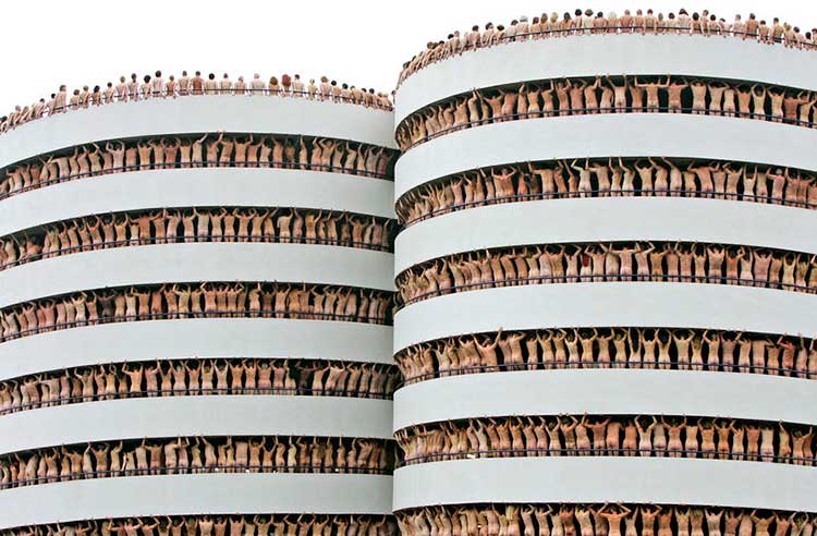 fotógrafo spencer tunick, desnudos, miles de cuerpos desnudos en lugares públicos, barcelona, bogotá, mexico, chile, alpes suizos, 