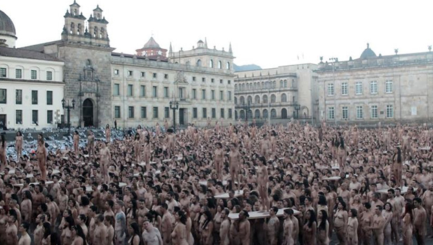 fotógrafo spencer tunick, desnudos, miles de cuerpos desnudos en lugares públicos, barcelona, bogotá, mexico, chile, alpes suizos, 