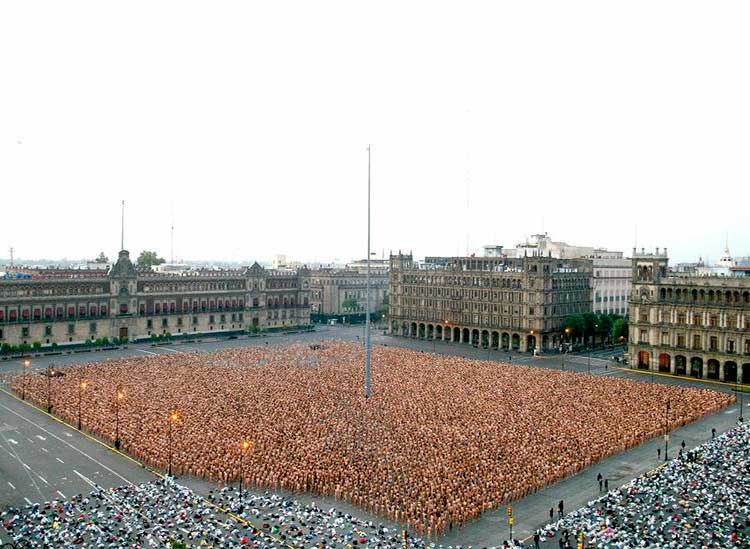 fotógrafo spencer tunick, desnudos, miles de cuerpos desnudos en lugares públicos, barcelona, bogotá, mexico, chile, alpes suizos, 